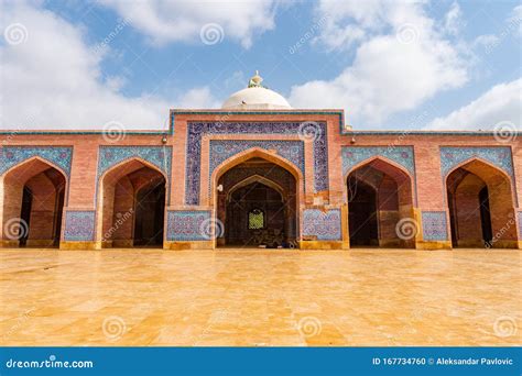 ¡Sumérgete en la Historia y la Belleza del Shah Jahan Masjid en Thatta!