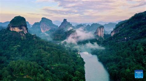 ¡Sumérgete en la historia y la belleza natural del Monte Wuyi!