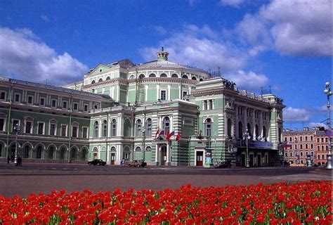 ¡Sumérgete en la historia y la belleza del Teatro Mariinsky! Una joya arquitectónica con una rica tradición de ballet.