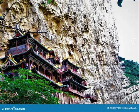  ¡Sumérgete en la Historia y la Belleza Natural del Templo de Huangding! Un Tesoro Escondido en Ankang!