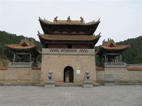 ¡Sumérgete en la historia milenaria y la belleza natural del Templo Kaihua! Una joya arquitectónica de gran valor cultural.