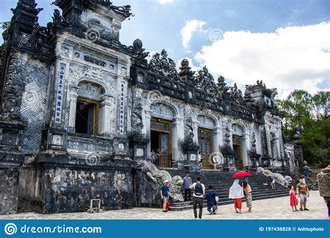  El Mausoleo de Khai Dinh: Una joya arquitectónica resplandeciente en Hue!