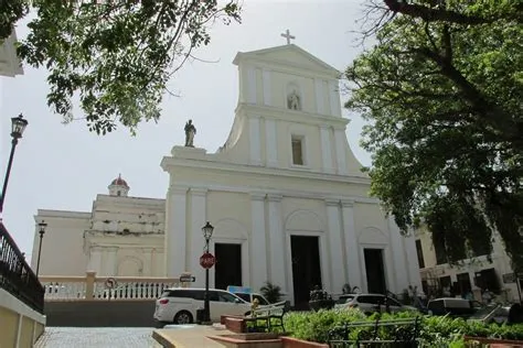 ¿Preparado para explorar el encanto ancestral de la Basílica de San Juan Bautista en Yátova? Un monumento religioso majestuoso con un pasado fascinante!